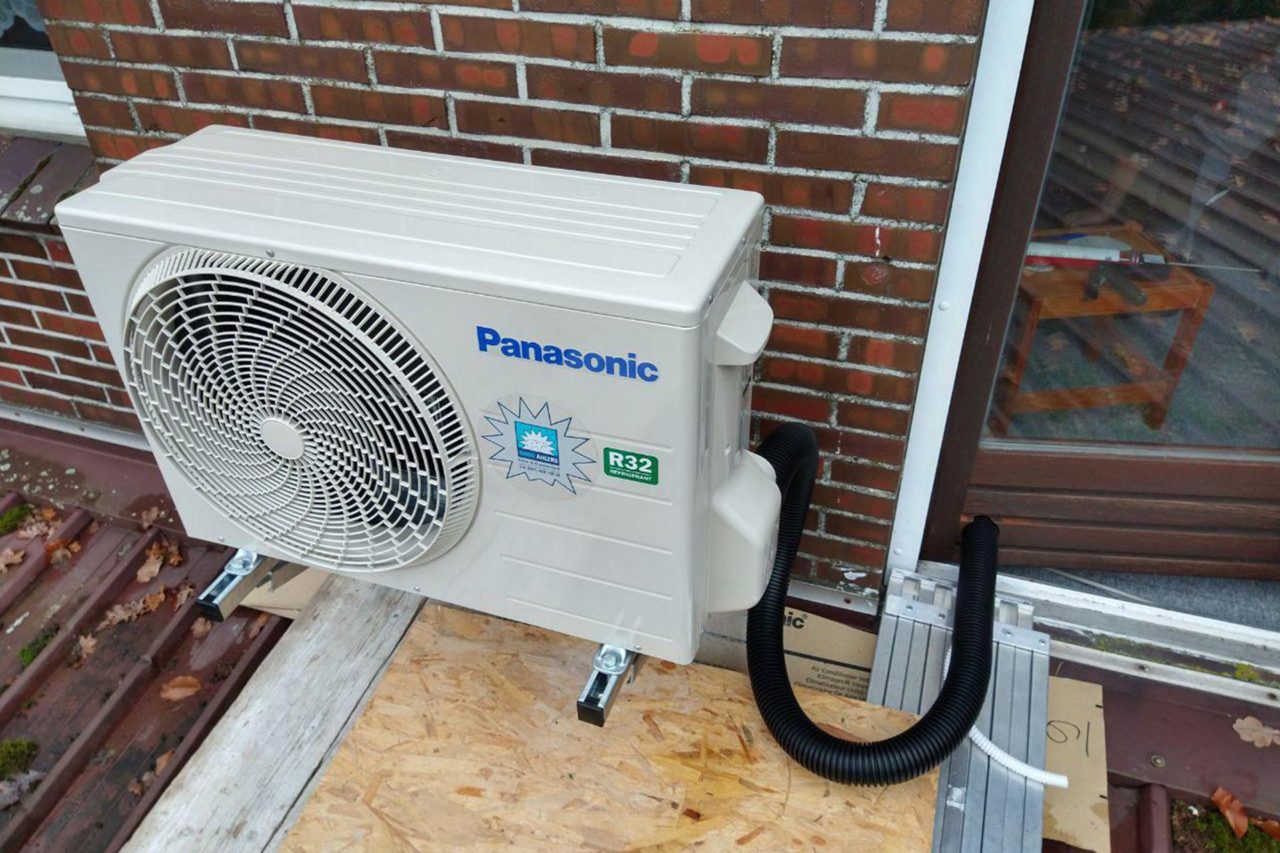 Aussengeraet von vorne Klimaanlage fuer ein Wohnzimmer
